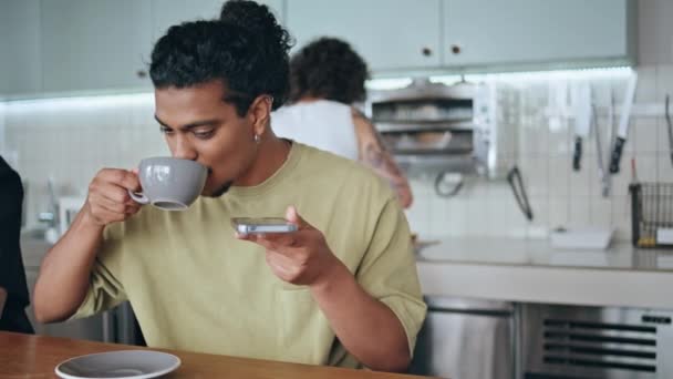 카페테리아 클로즈업에서 뜨거운 커피를 마시는 메시지를 만드는 스피커를 스마트 프로그램에 — 비디오