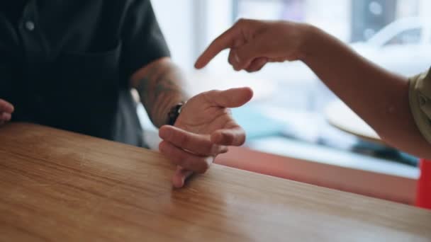 Deux Hommes Mains Touchant Tendrement Lors Une Réunion Romantique Dans — Video