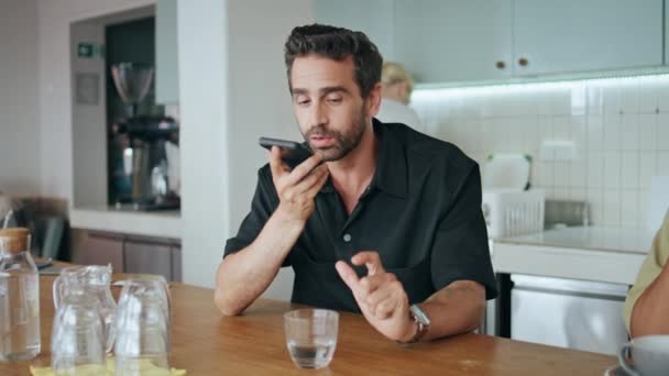 Empresário Gravando Correio Voz Smartphone Sentado Aconchegante Pequeno Restaurante Perto — Vídeo de Stock