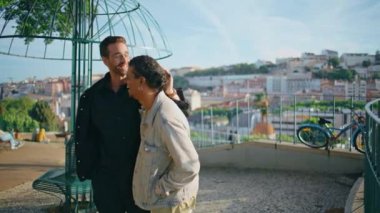 Gülen homoseksüel erkekler güzel bir kasabada aile tatilinin tadını çıkarırlar. Neşeli, kaygısız melez çift hafta sonu şehir yürüyüşünde birlikte eğleniyor. Neşeli gay partnerler romantik buluşmada mutluluğu hissediyorlar..