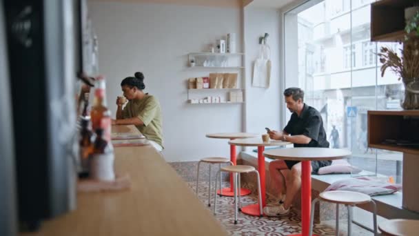 Gezellig Koffiehuis Interieur Met Twee Mannen Bezoeker Zit Apart Aan — Stockvideo