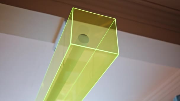 Nowoczesna Kolorowa Lampa Wisząca Suficie Stylowa Kawiarnia Bliska Elektryczny Iluminator — Wideo stockowe