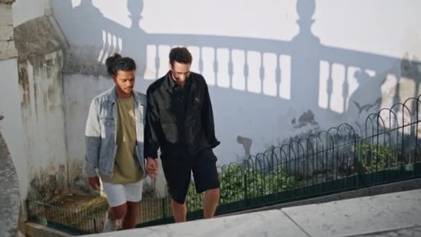 Gay Familia Caminando Ciudad Escaleras Disfrutar Romántico Fin Semana Juntos — Vídeo de stock