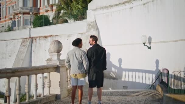 Preciosos Socios Bisexuales Que Buscan Una Hermosa Arquitectura Del Casco — Vídeo de stock