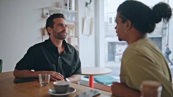 Pareja Amigos Despreocupados Que Reúnen Cafetería Para Una Comunicación Agradable — Vídeos de Stock