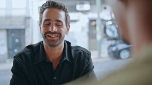 Lächelnder Mann Gespräch Mit Einem Freund Der Der Cafeteria Sitzt — Stockvideo
