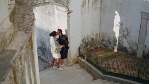 Двоє Транссексуальних Хлопців Цілуються Романтичних Пішохідних Старих Міських Сходах Щаслива — стокове відео
