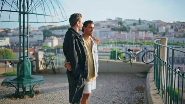 Couple Homosexuel Romantique Étreignant Debout Sur Pont Observation Belle Ville — Video