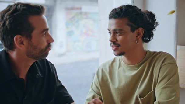 Muži Mají Přátelský Rozhovor Víkendu Setkání Hospodě Zblízka Pozitivní Multietnický — Stock video