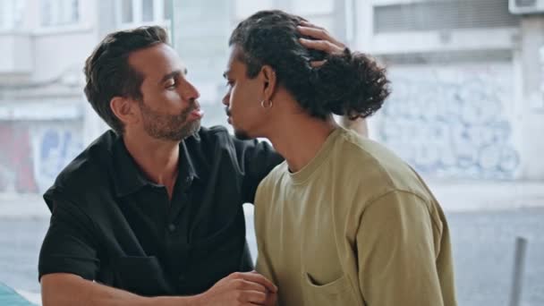 Krásné Gayové Baví Spolu Sedí Malé Městské Bufetu Zblízka Dva — Stock video