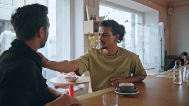 Uomini Multietnici Flirtare Caffè Con Tazza Caffè Vicino Due Ragazzi — Video Stock