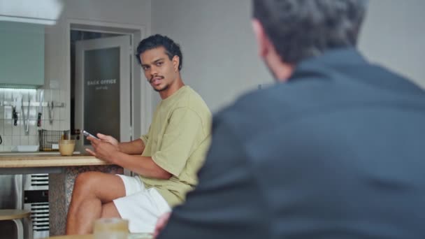Hombre Empezar Conversación Amistosa Con Latino Chico Sentado Lado Mesa — Vídeo de stock