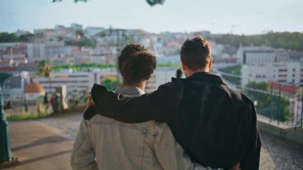 Entspannte Schwule Touristen Die Auf Der Schönen Rückseite Der Stadt — Stockvideo