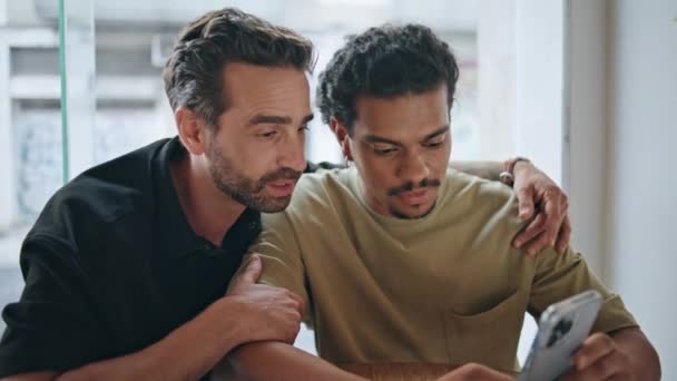 Homoseksuele Partners Die Het Scherm Van Hun Mobiele Telefoon Bekijken — Stockvideo