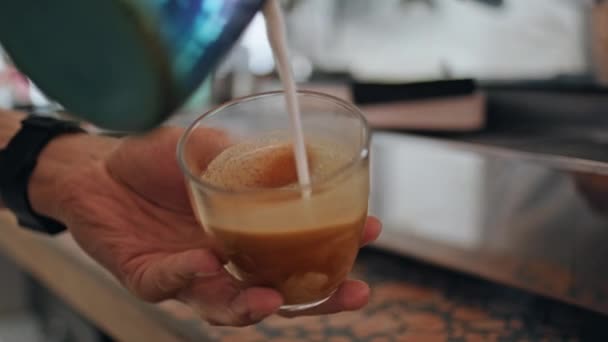 Mani Bariste Che Preparano Cappuccino Caffetteria Con Macchina Caffè Espresso — Video Stock