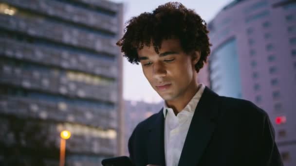 Aggódó Üzletember Telefonokat Olvas Alkonyat Utcai Közelből Zavarodott Fiatalember Stresszesnek — Stock videók