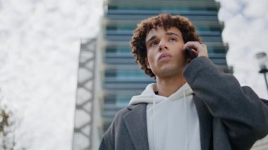Şaşkın genç şehir merkezinden cep telefonunu arıyor. Genç adam şehir merkezinde telefon görüşmesi yapıyor. Şehir sokağında bekleyen ciddi bir genç arkadaş. Kıvırcık öğrenci görüşmeye geldi.