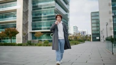 Şehirde yalnız yürüyen rahat bir öğrenci. Espresso bardağının sokaklara dökülmesinden hoşlanan modacı. Genç adam iş bölgesi mimarisinde sakince hareket ediyor. Eko bardağı tutan yakışıklı bir yaya.