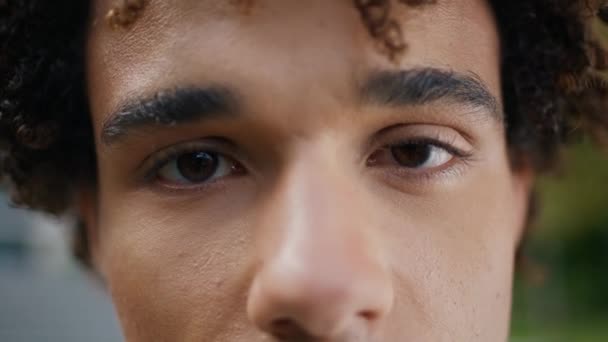 Braune Augen Mann Blick Kamera Freien Extreme Nahaufnahme Lockiges Haar — Stockvideo
