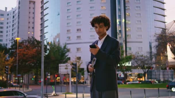 Homem Negócios Confiante Olhando Telefone Cidade Por Sol Cara Séria — Vídeo de Stock