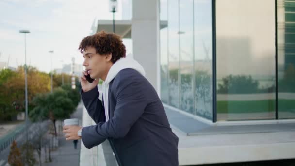 Curly Hipster Volá Smartphone Skleněném Balkóně Zblízka Stylový Student Držící — Stock video