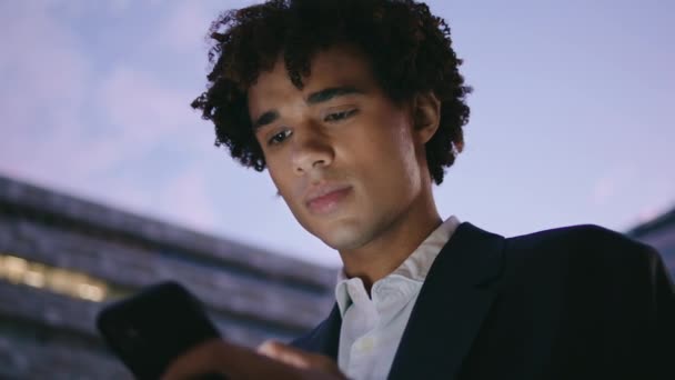 Upprörd Man Ansikte Ser Smartphone Utomhus Porträtt Närbild Nervös Affärsman — Stockvideo
