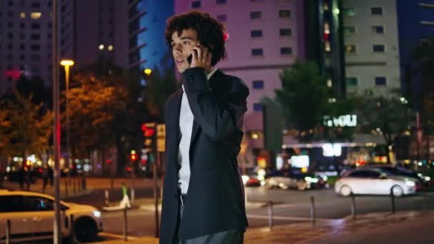 Curly Ceo Téléphone Parlant Dans Rue Sombre Gros Plan Jeune — Video