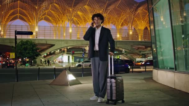 Genç Yönetici Dark City Taksi Çağırıyor Şehir Cam Havaalanı Arka — Stok video