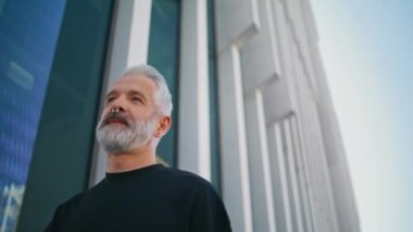 Olgun bir adam şehir caddesinde yürüyor. Düşünceli sakallı son sınıf öğrencisi sabah şehir merkezine gidiyor. Başarılı, yaşlı iş adamı dışarıda dinleniyor. Yakışıklı, gri saçlı, son sınıf öğrencisi. Burnuna piercing takıyor.