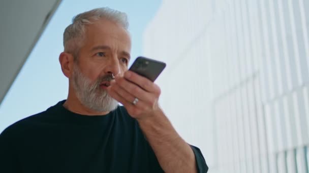 Hombre Anciano Mensaje Grabación Primer Plano Del Teléfono Inteligente Bien — Vídeos de Stock