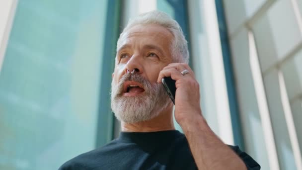 Senior Geschäftsmann Spricht Smartphone Auf Der Straße Nahaufnahme Schöner Brutaler — Stockvideo