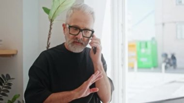 Olgun yönetici yakın çekim yapıyor. Başarılı son sınıf öğrencileri iş fikirlerini cep telefonundan konuşarak reddediyor. Sakallı stil sahibi adam sorunu çözmeyi tartışıyor. Güzel görünümlü yaratıcı müzakere hücresi.