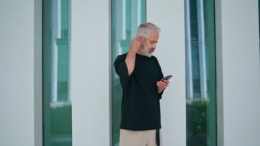 Kablosuz kulaklıkla konuşan sıradan bir adam. Gri saçlı şık işadamı sokakta cep telefonundan konuşuyor. Son sınıf öğrencisi sakallı, iş görüşmesi yapıyor. Emekli yetişkin insan anlaşmayı konuşur.