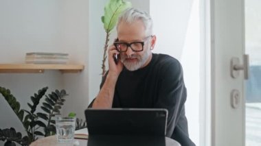 Kafe kapanışında yaratıcı tasarımcı konuşan cep telefonu. Başarılı bir kıdemli iş bilgisayarı iş ortağıyla fikir alışverişinde bulunuyor. Yakışıklı illüstratör, piercing takan yaşlı bir serbest yazar..