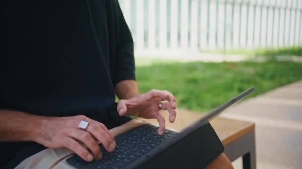 Freiberufler Tippen Großaufnahme Computer Stilvoller Reifer Mann Arbeitet Digitales Tablet — Stockvideo