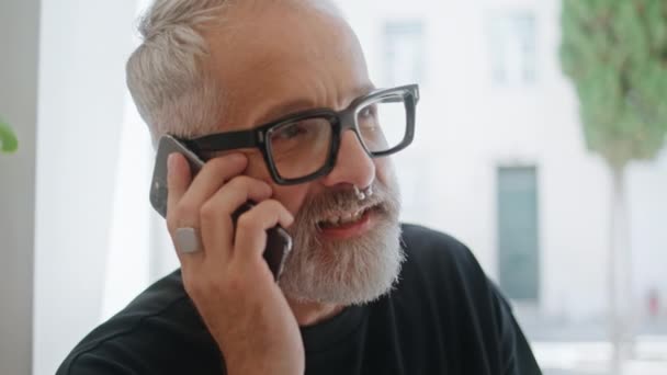 Homem Elegante Conversando Smartphone Close Belo Final Sénior Trabalhar Sozinho — Vídeo de Stock