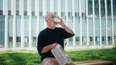 Şehir parkında son sınıf kahvesini içerek rahatladım. Başarılı emekli adam sabah gazetelerini okumaktan zevk alıyor. Yakışıklı yaşlı iş adamı finans haberlerini kontrol ediyor. Sokak binalarında dinlenen olgun bir erkek..