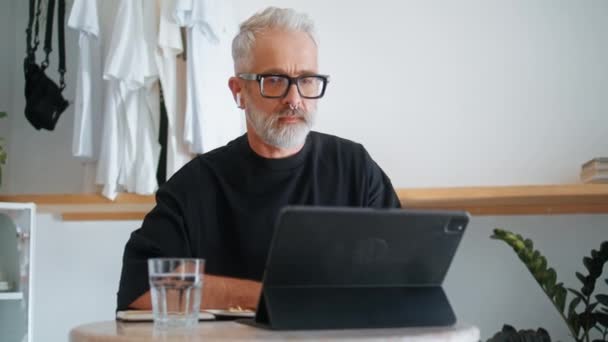 Stilvolle Senior Mit Tablet Computer Nahaufnahme Nachdenklicher Geschäftsmann Der Hause — Stockvideo