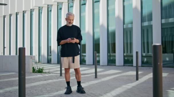 Hombre Jubilado Escribiendo Smartphone Centro Hombre Jubilado Pensativo Usando Teléfono — Vídeo de stock