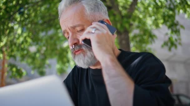 Closeup Casual Senior Speaking Smartphone Busy Grey Hair Businessman Working — Stock Video
