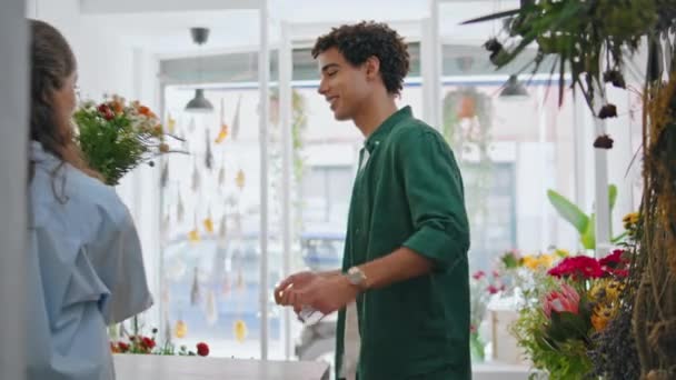 Glückliche Käufer Kaufen Blumensträuße Zusammensetzung Pflanzengeschäft Fröhliche Schwarze Haare Kunden — Stockvideo