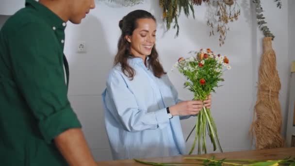 Florista Animado Fazer Composição Buquê Loja Plantas Curly Cabelo Cara — Vídeo de Stock