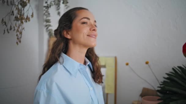 Sonriente Florista Niña Hablar Tienda Flores Hermosa Mujer Trabajo Negocio — Vídeos de Stock