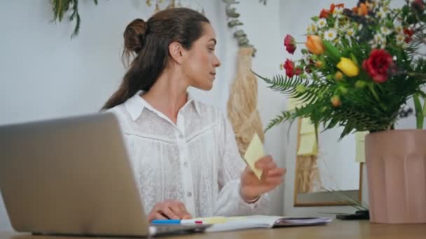 Girişimci Kız Masabaşında Çalışıyor Çiçekçi Kadın Ofiste Yapışkan Notlar Alıyor — Stok video