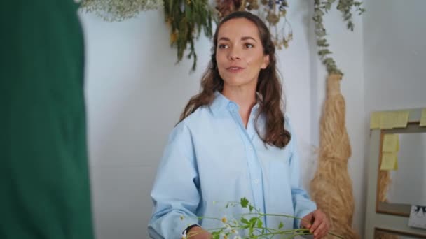 Joyful Florista Trabajo Tienda Pequeñas Empresas Cerrar Feliz Dama Negocios — Vídeos de Stock
