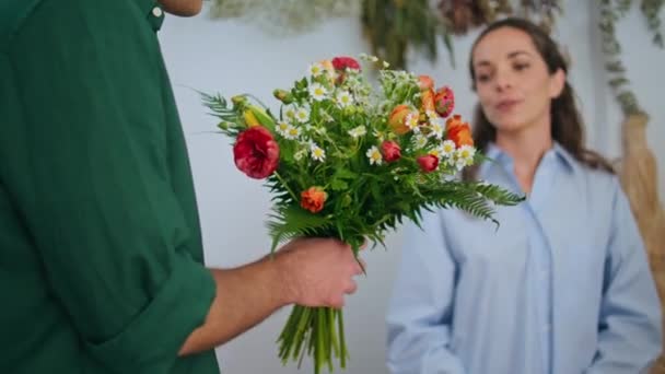 Восхитительная Продавщица Цветов Продает Весенние Цветы Закрыть Любящего Бойфренда Купить — стоковое видео