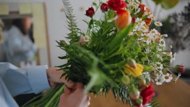 Κοντινό Πλάνο Όμορφη Διακόσμηση Λουλουδιών Ανθοπωλείο Χέρια Πάρει Άνοιξη Φρέσκο — Αρχείο Βίντεο