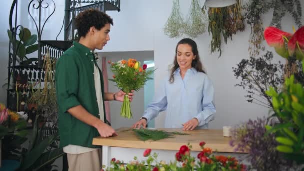 Glad Affärskvinna Florist Sälja Blomma Sammansättning Positiv Lockigt Hår Man — Stockvideo