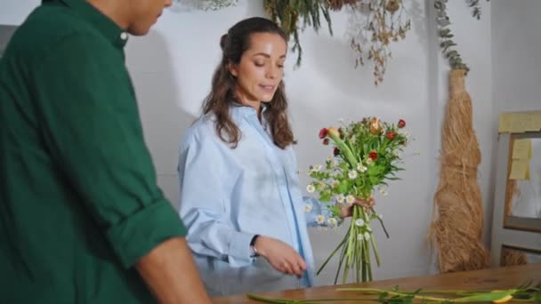 Odaklanmış Kadın Çiçekçide Çalışıyor Güzel Çiçekçi Doğa Butiğinde Taze Bahar — Stok video
