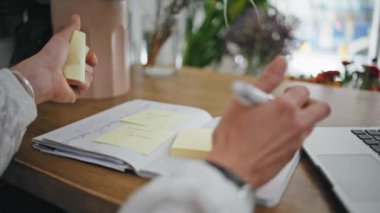 İş kadını elleri masaya not etiketleri yazar. Girişimci kadın çalışma masasında kalem kullanarak fikir üretiyor. Bilinmeyen çiçekçi dükkanı sahibi dükkanda iş projesi planlıyor. Yoğun kariyer konsepti.